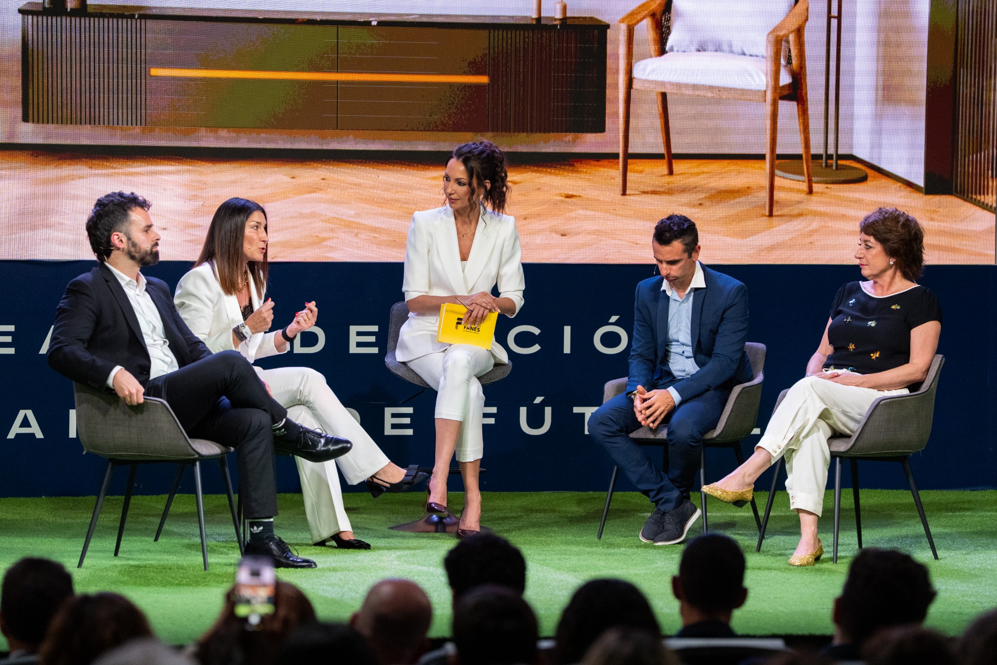 Participantes en la conversación El dilema del bienestar durante los Premios Somos Fanes 2026